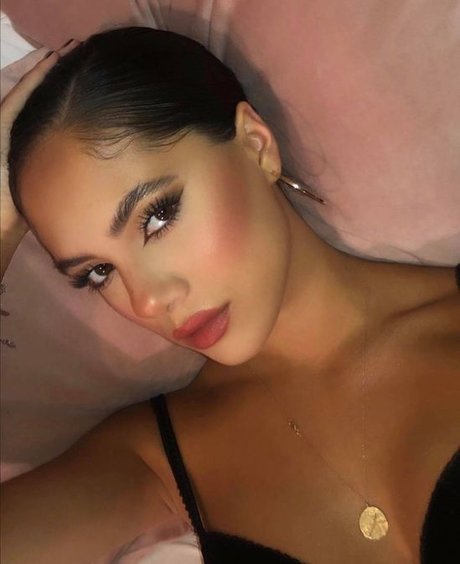 Saoirse Alicia Behzadi_ sexy star image