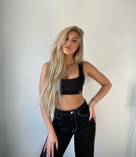 Milou Tamara Roes naked actress gallery