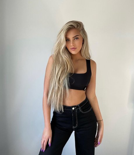 Milou Tamara Roes naked model photo