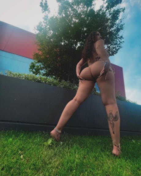 Ash Kash model high quality pic