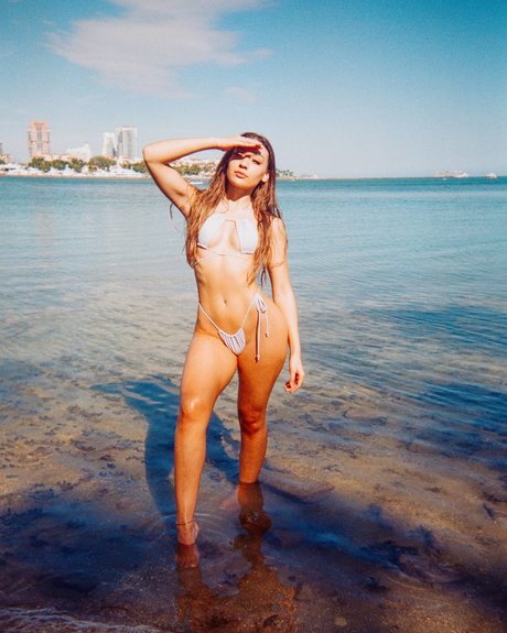 Jesenia Sanchez beautiful model image