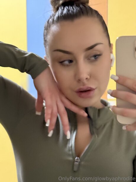 Glowbyaphrodite nudes actress gallery