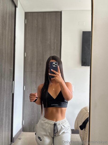 Miniskye pretty actress pic