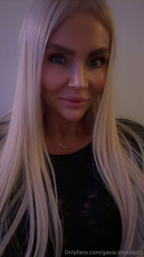 Gasia Shoutoutt hot star images