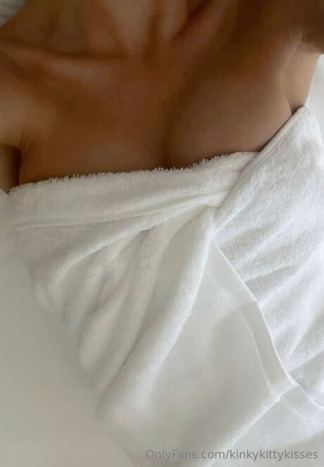 Kinkykittykisses sexy model pic