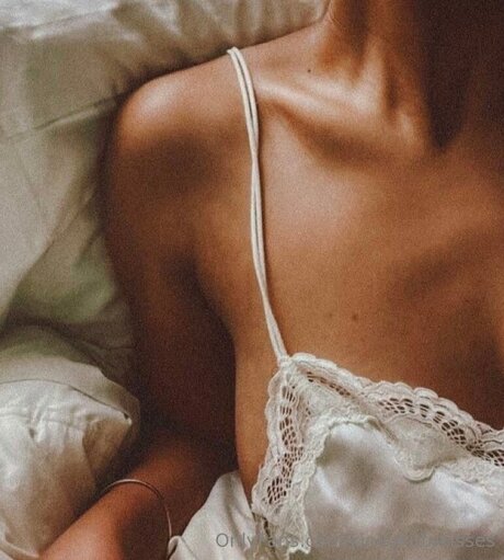 Kinkykittykisses erotic model pic