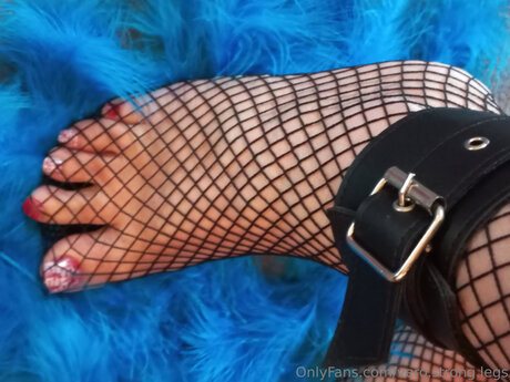 Vero Strong Legs sexy actress image