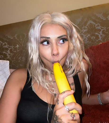 povlotti pornstar erotic pic