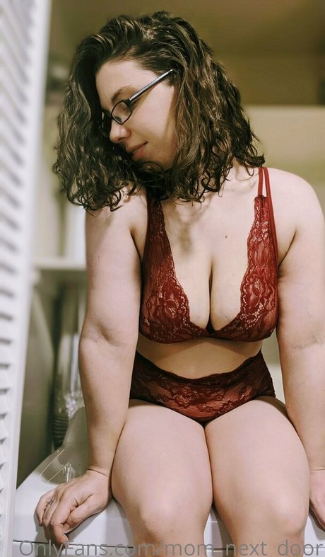 mom next door nude model pic