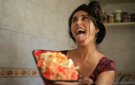 ladyjuicybrunette model nude pics