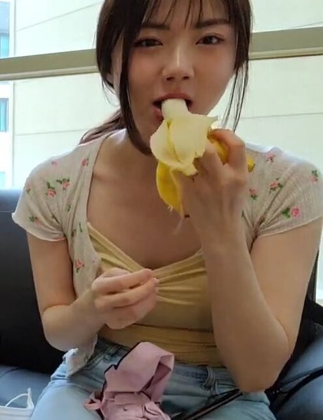 Bubbly live nude star picture