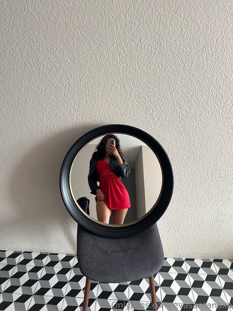 Evasantanaxo naked model pic