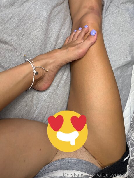 Alexisyogafeet nude star photos