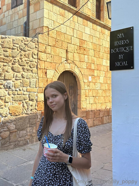 Lily Poppy pretty actress photos