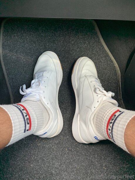 Foundyourfeet model high quality img