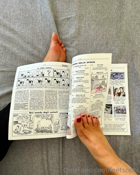 Feetsophi pretty model photo