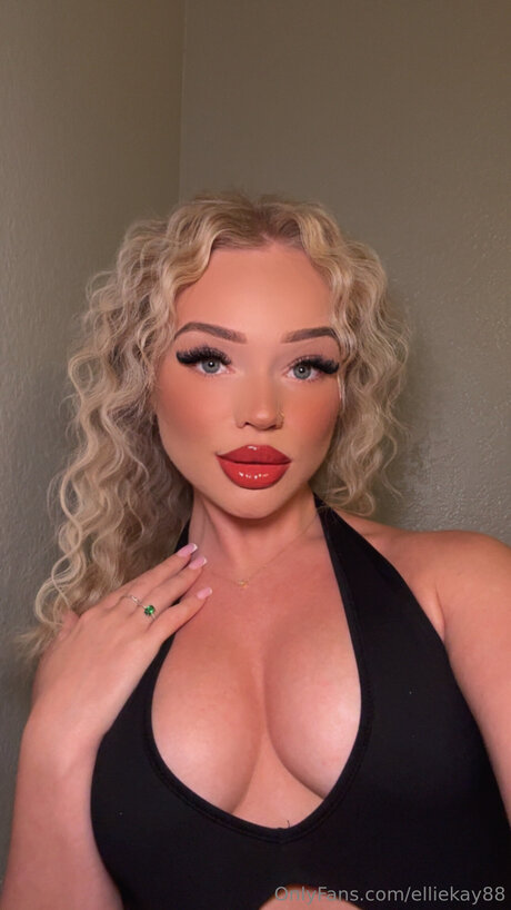 Xo Ellie model nude pic