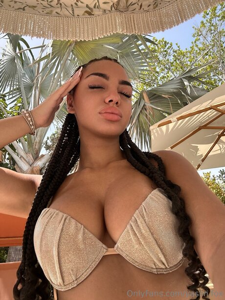 Yaslin Fox model beautiful images