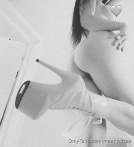Maanwifree pornstar erotic photo