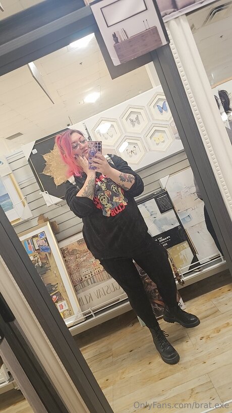 Bigtiddygothmommyuwu star nude archive