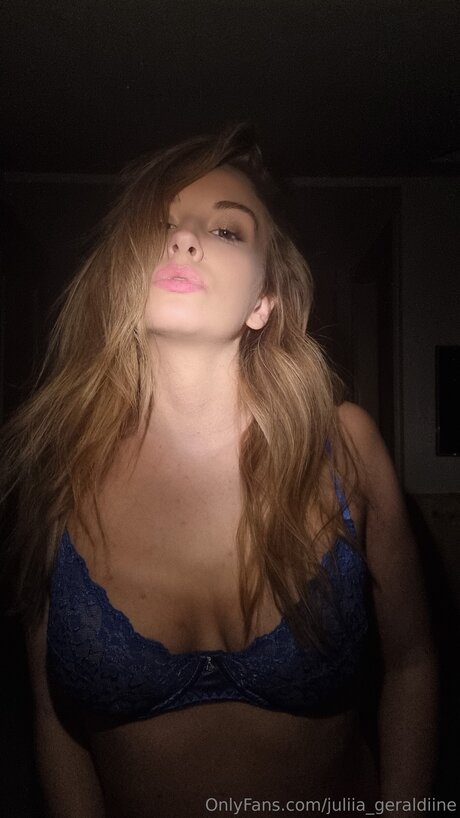 Juliia Geraldiine star sexy photos