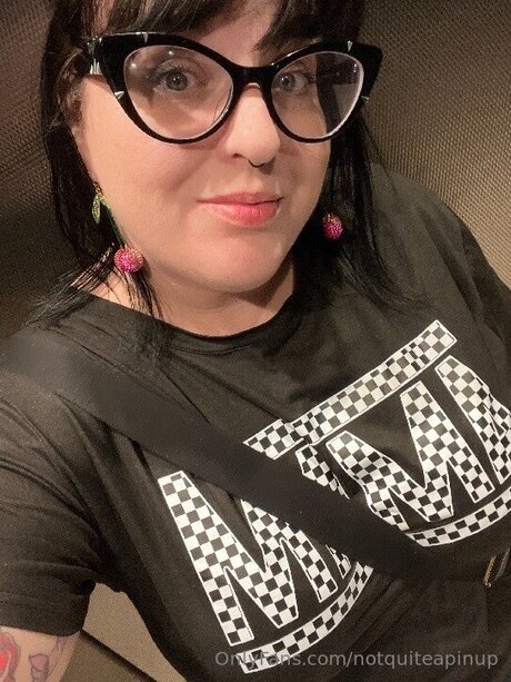 Notquiteapinup nude model pictures