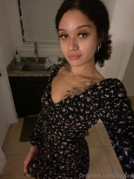 Jizzyjasi model pornographic pic