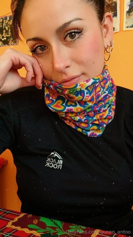 Queen Antoo star erotic image