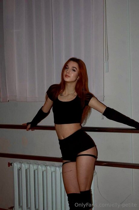 Elly Petite naked actress img