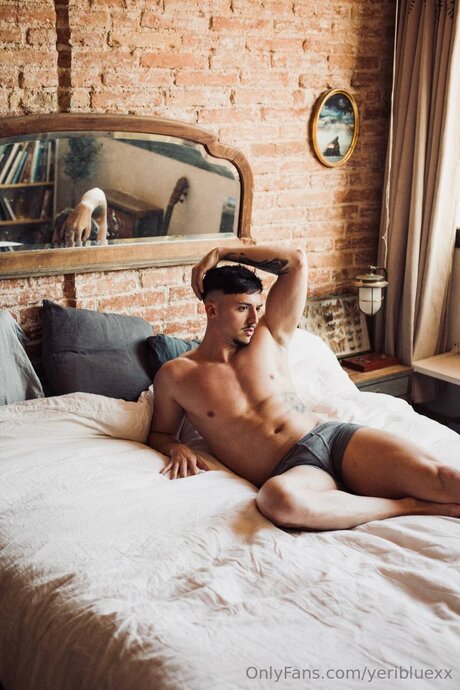 Yeribluexx nude star image