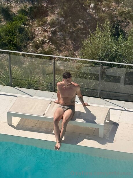 Yeribluexx nude model images