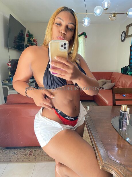 Delirisantosvip nude model image