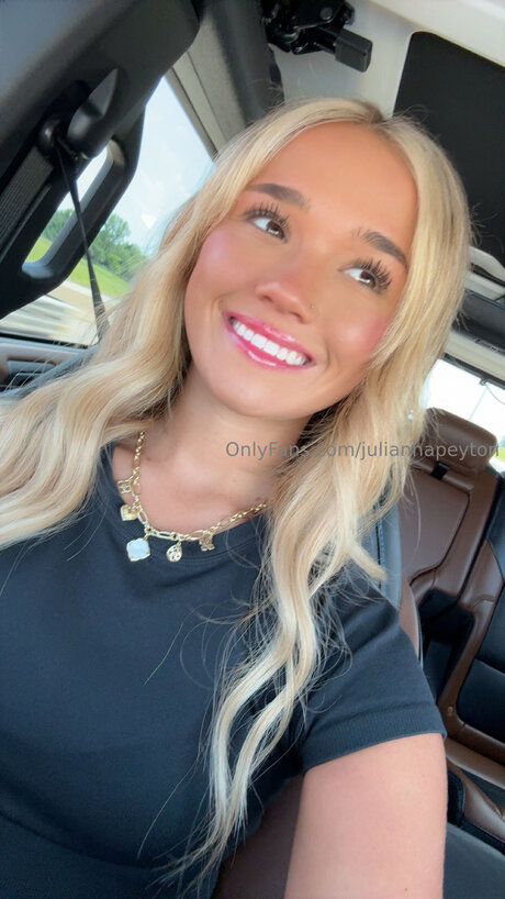 Juliannapeyton Profile Pic