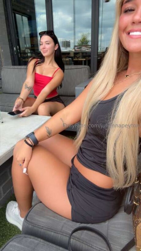 Juliannapeyton model adult pictures