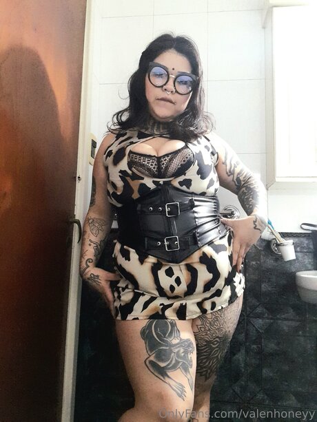 Valenhoneyy star pornographic picture