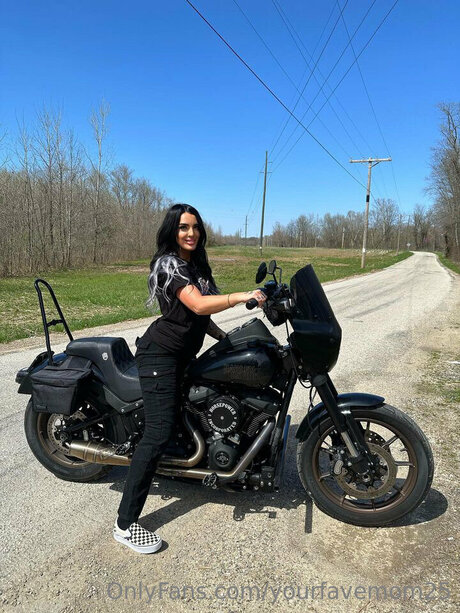 Yourfavemom25 model perfect pics