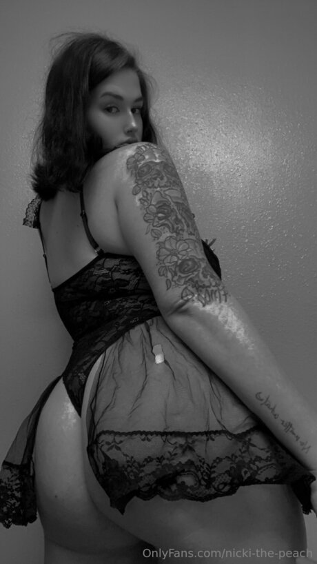 Nicki The Peach model naked img