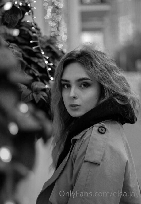 Elsa Jay pornstar top pic