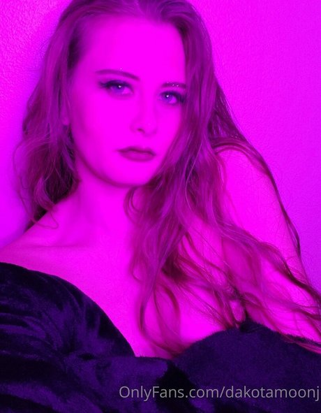 dakotamoonj erotic model gallery