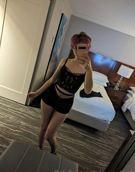 Emmanooodle naked pornstar img