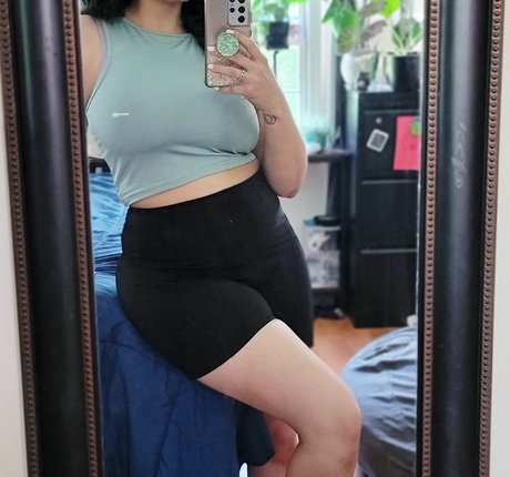 momgenes22 hot star pictures