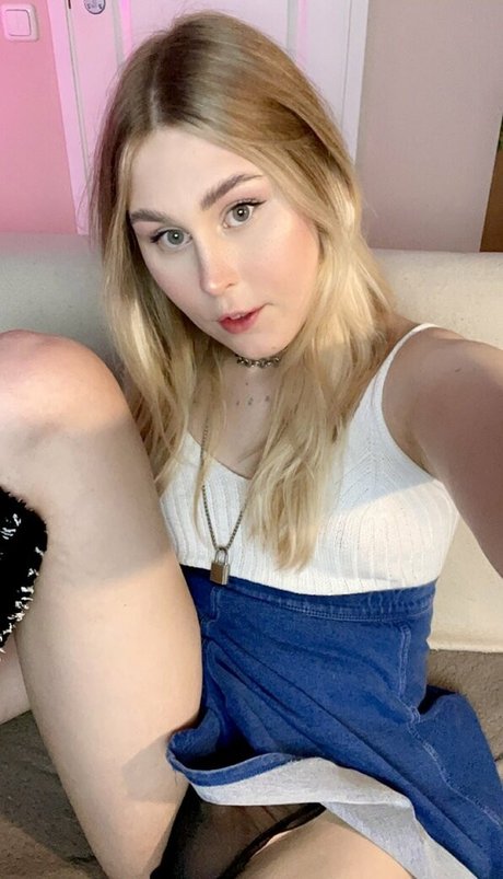 Eva Ellary erotic pornstar images