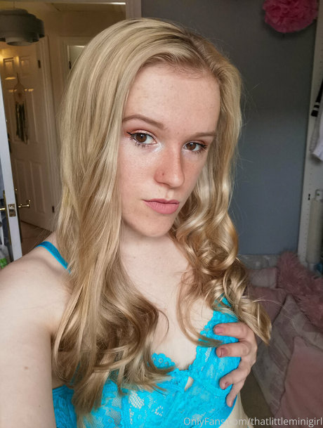 Thatlittleminigirl naked model photo