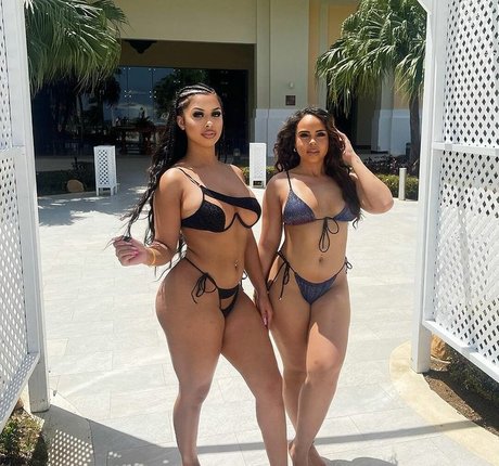 Amira Khalil model perfect pic