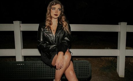 Justseum model art pic