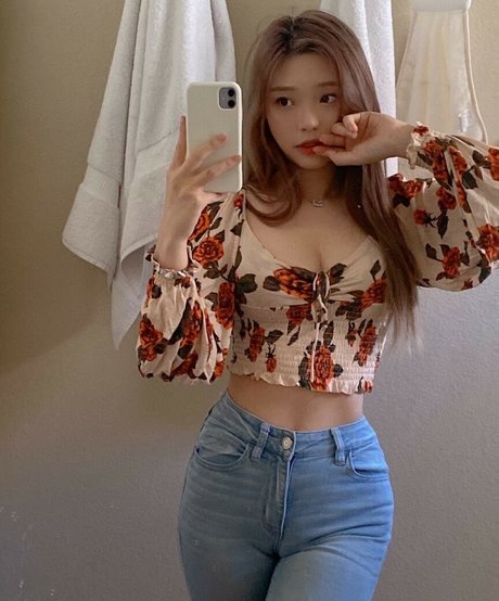 Canahry model porn picture