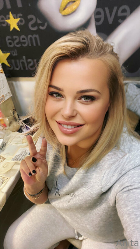 brown eyes kitty onlyfans porn image