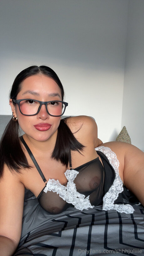 Shhhjuliiie pornstar adult pics