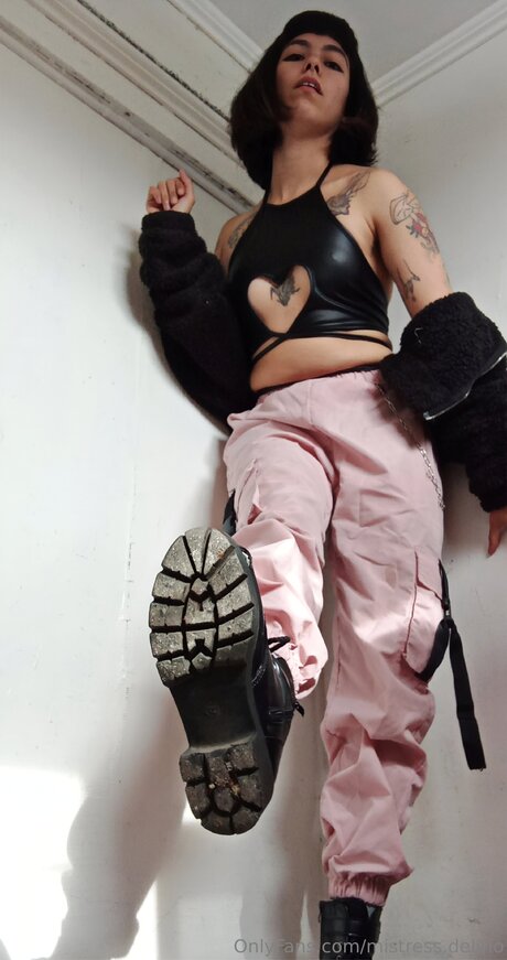 Mistress Delirio pretty model image