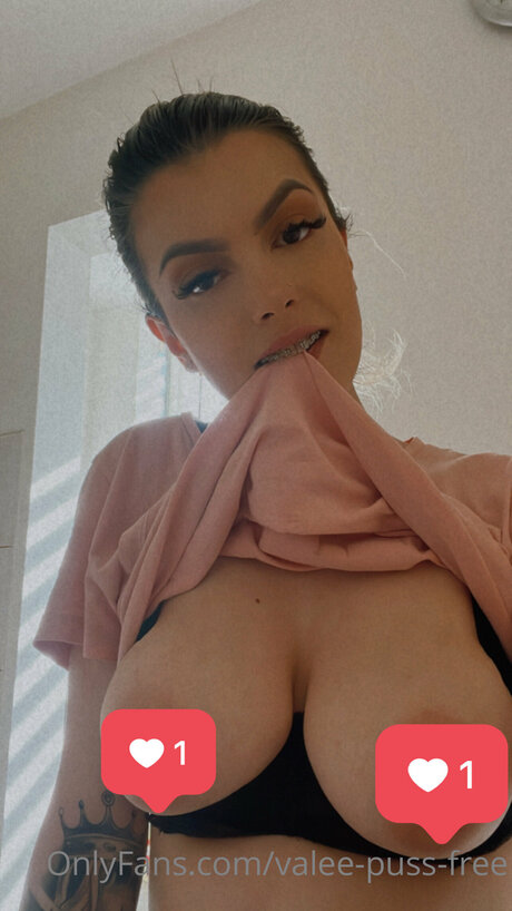 Valentinagoleafree naked model image